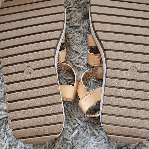 Universal Thread Tan Sandals - Picture 4 of 5